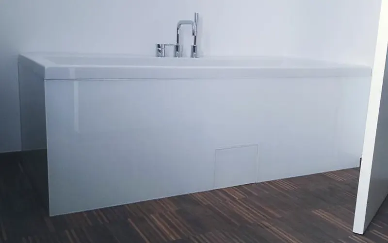 Bath panel in white lacquered glass