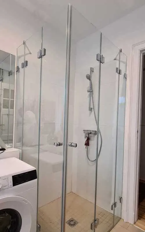 Corner glass shower in 8 mm toughened safety glass with folding doors, closed