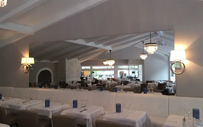 Spiegelmontage im Restaurant Petrocelli am Kudamm