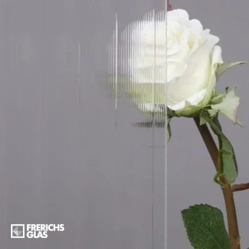 Listral: Feine senkrechte Linien, recht durchsichtig. (Foto: Frerichs Glas)