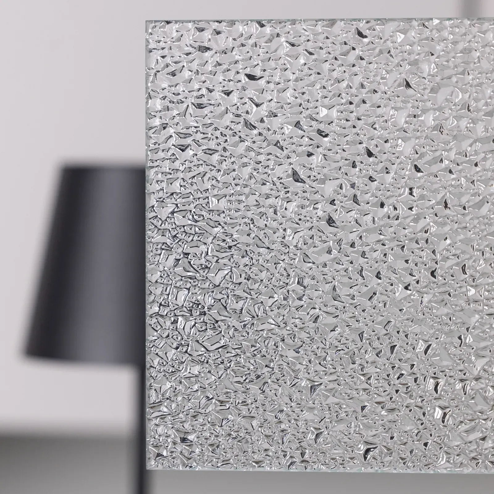 Ornament 521: Kleine, unregelmäßige Facetten, die das Licht brechen. (Foto: Frerichs Glas)