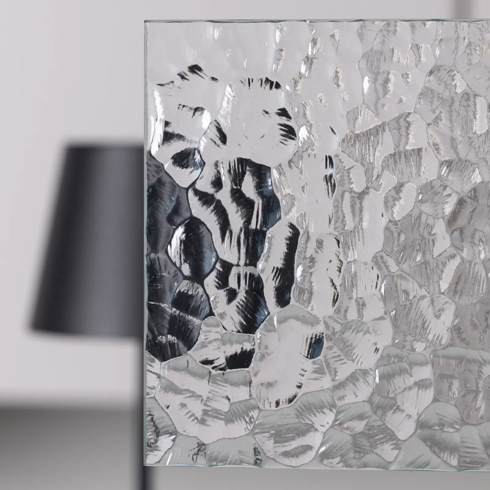 Ornament 523: Große, flache Mulden wie gehämmert. (Foto: Frerichs Glas)