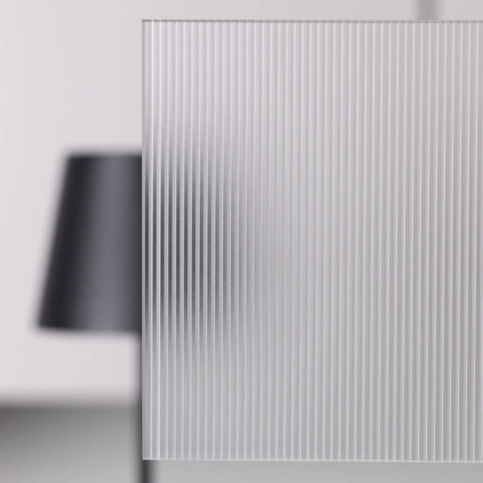 Stripes Riga Satina Weißglas: Feine senkrechte Streifen auf satiniertem Weißglas. (Foto: Frerichs Glas)