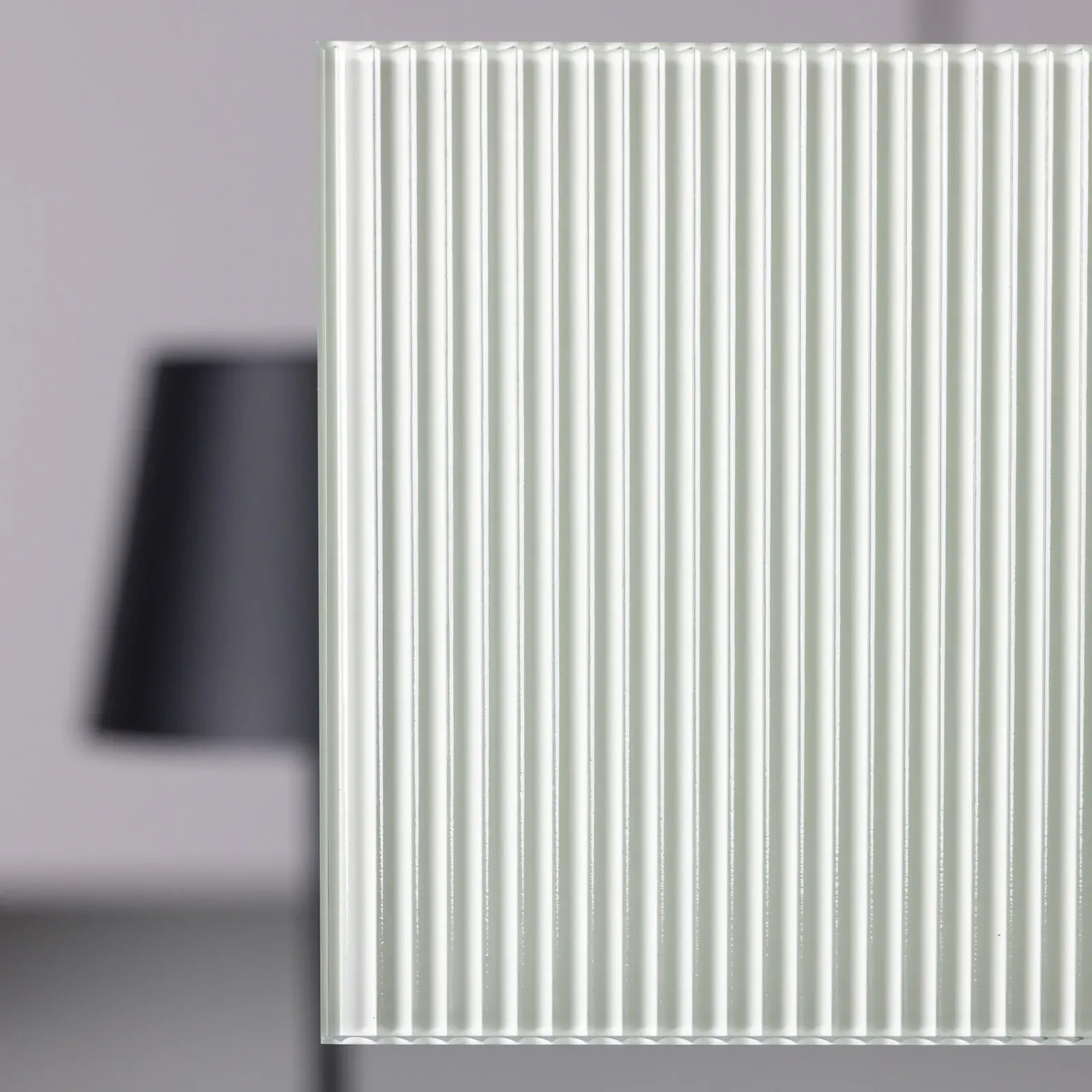 Wave „Sand Pearl“: Feine senkrechte Rillen, hell perlweiß. (Foto: Frerichs Glas)