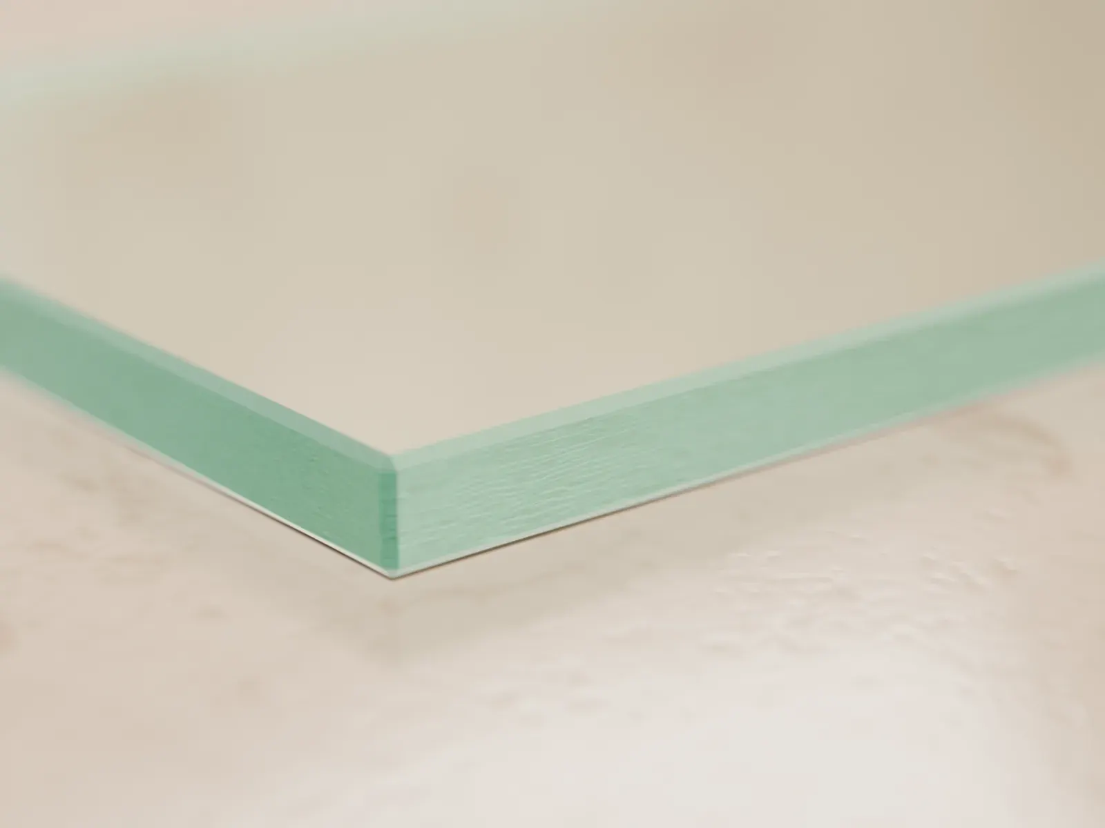 Corner of a float glass pane with a matt edge: the cut face shows the green glass, slightly matt and finely rippled, only the sharp corners are taken off (visualisation)
