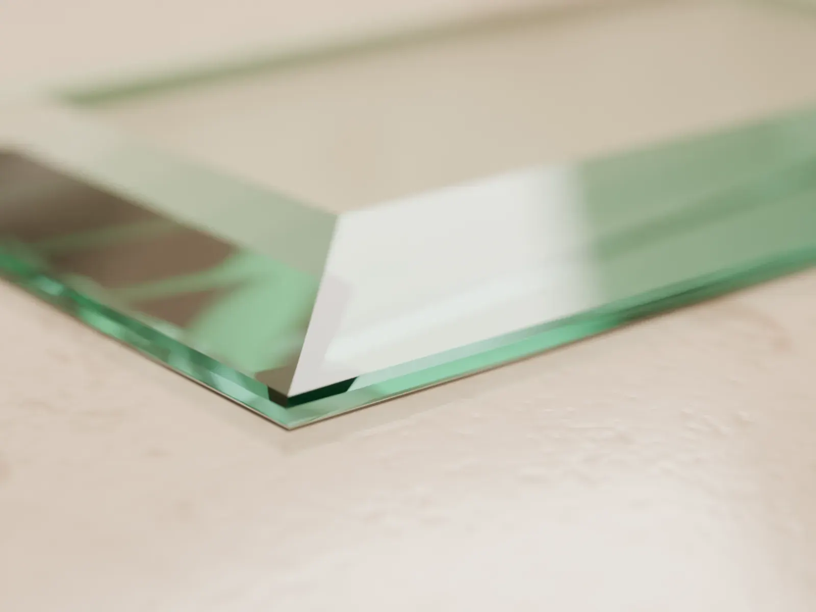 Corner of a float glass pane with a bevel: a wide, angled polished cut runs along the edge and catches the light, the narrow rim shows the green glass (visualisation)