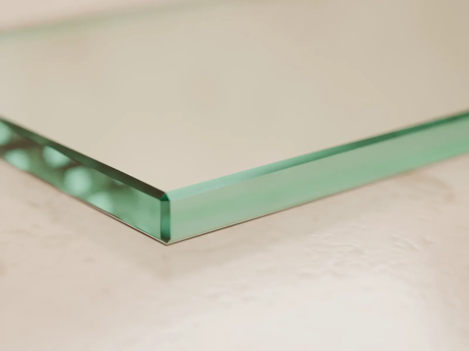 Corner of a float glass pane with a polished edge: the edge face is smooth and shines blue-green like the glass itself (visualisation)